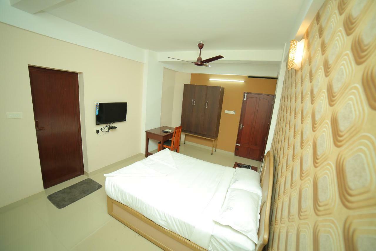 Clifften Hotel Thiruvananthapuram Bagian luar foto