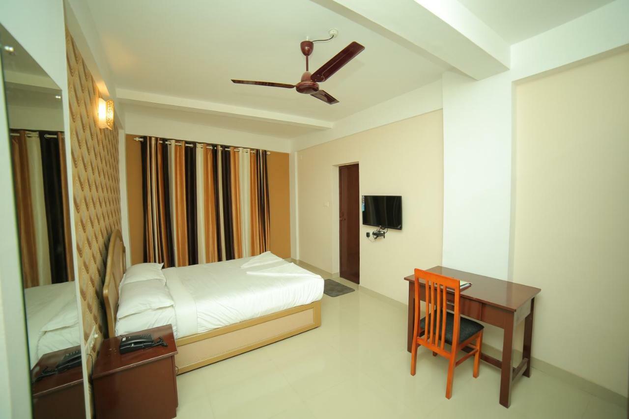 Clifften Hotel Thiruvananthapuram Bagian luar foto